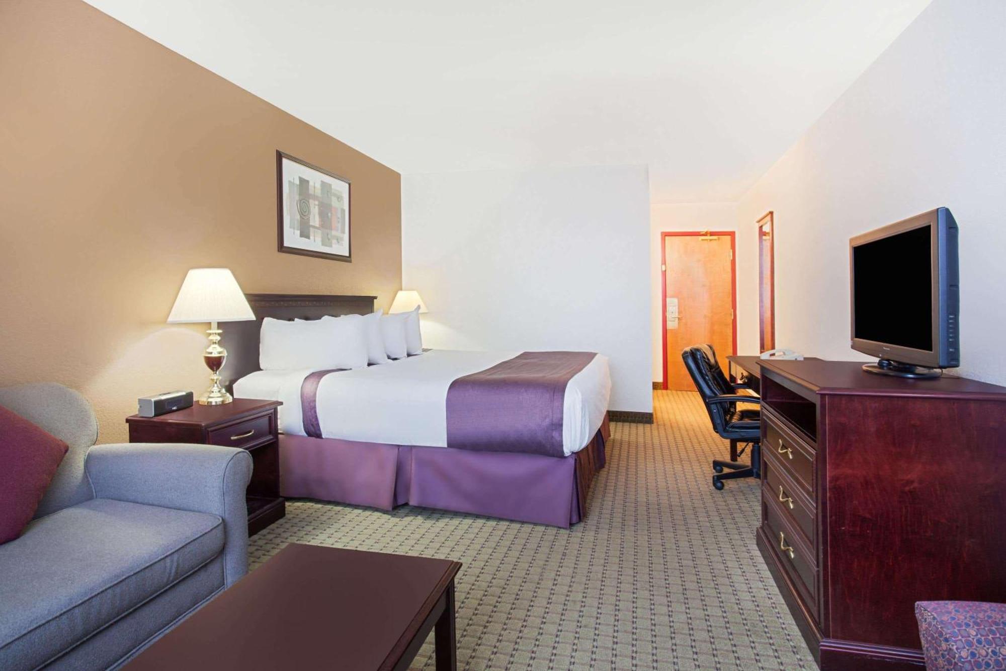 Ramada by Wyndham Red Deer Hotel&Suites Buitenkant foto